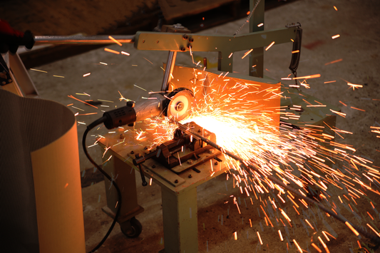 切断砥石とは | 金属加工の必須工具を砥石メーカーが徹底解説