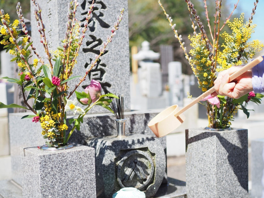 お墓掃除でやってはいけないこと｜墓石に使える洗剤と道具